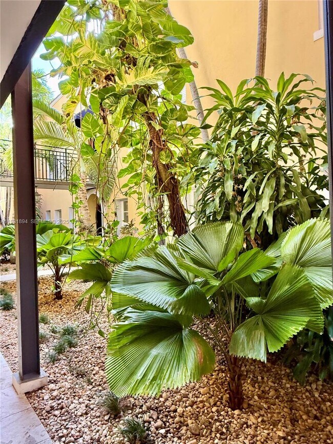 Building Photo - 4812 Pine Tree Dr