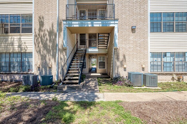 Building Photo - 2750 Holly Hall St
