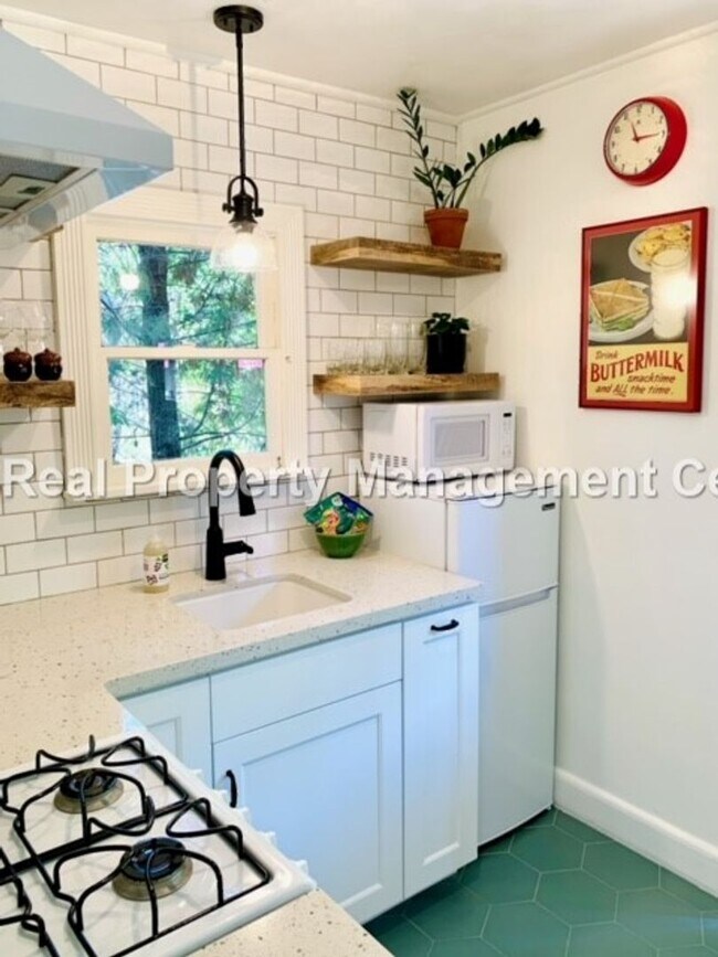 Building Photo - AVAILABLE NOVEMBER - Unfurnished 1 Bed / 1...