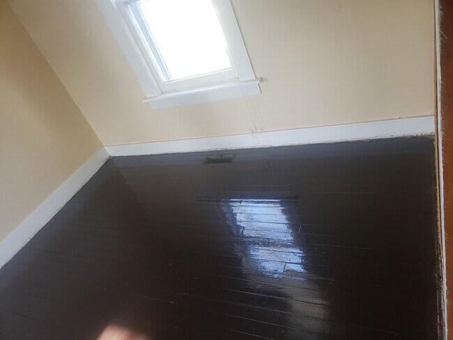 Building Photo - 148 Maple St