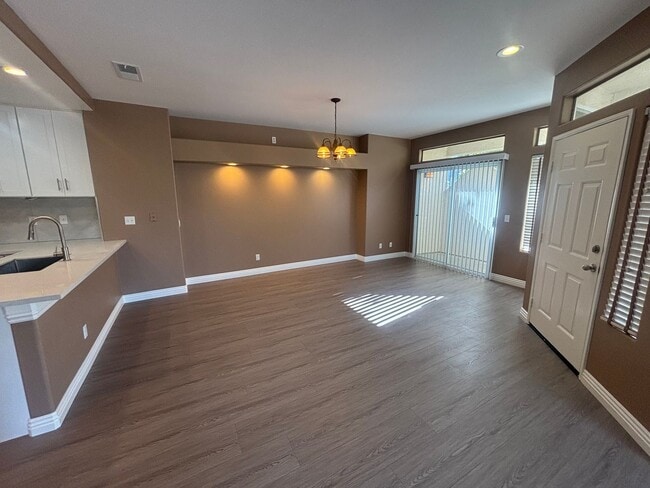 Building Photo - Beautiful 2-Bedroom Upper Corner Unit Townhome in Stevenson Ranch!