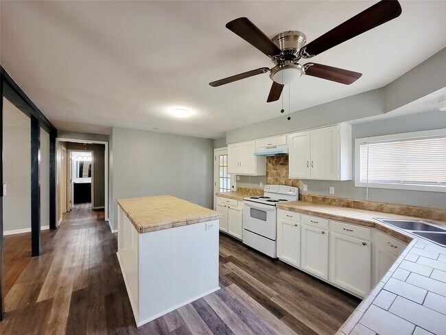 Building Photo - 15590 Magnolia Park