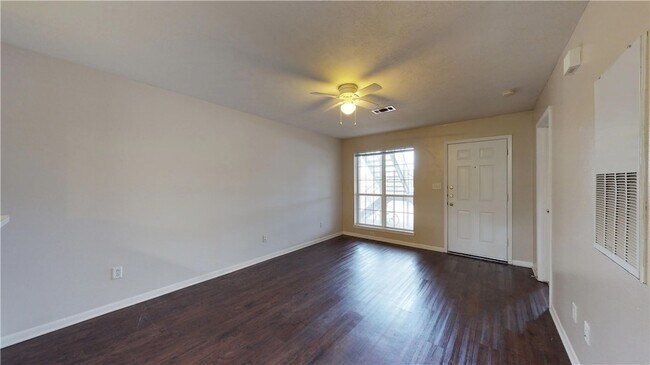 Building Photo - 1511 Hollow Hill Dr