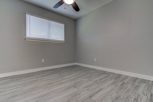 Building Photo - 1603 Dale Cove