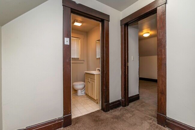 Building Photo - 831 Brookwood Pl