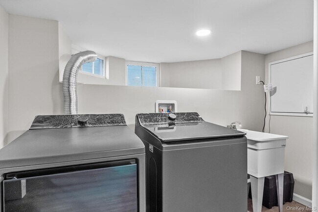 Building Photo - 78 E Maltbie Ave