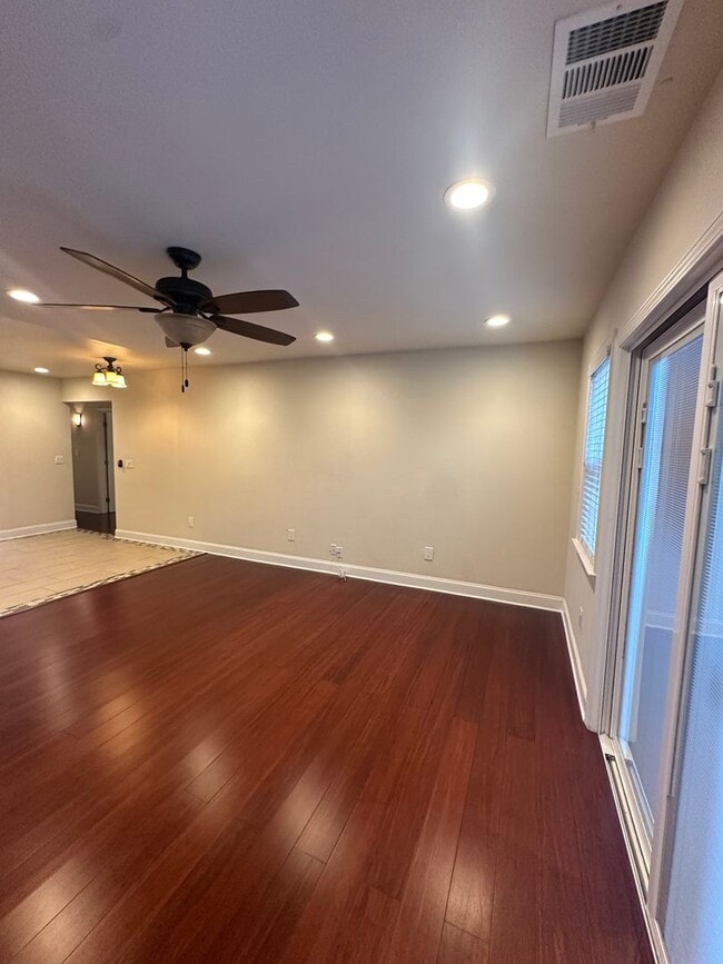 Building Photo - Gorgeous, 3 bedroom, 2.5 bath home, ready for move in