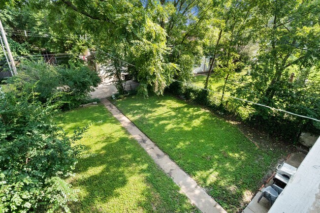 Building Photo - McDreamy 2BR w/ Balcony