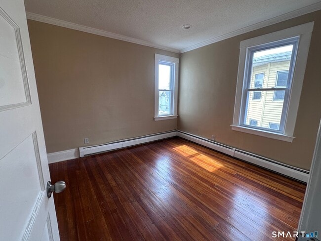 Building Photo - 22-24-24 Bushnell St