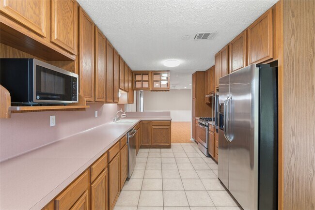 Building Photo - 5814 Viking Dr