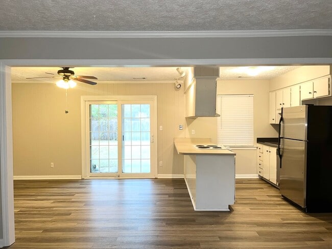 Building Photo - Wilmington Island- 3 Bedroom Home