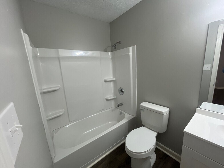 Building Photo - 102 Commanche Trl