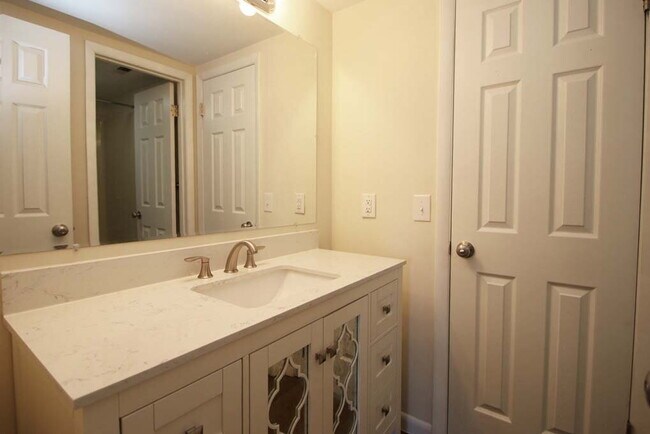 Building Photo - Four Bedroom Townhome with Plenty of Space!