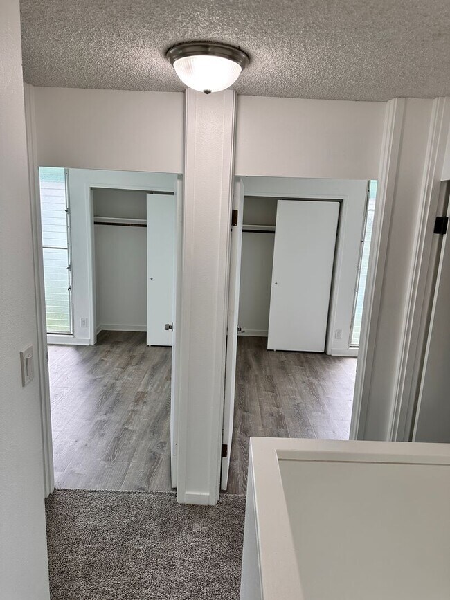 Building Photo - Newly Renovated Townhome