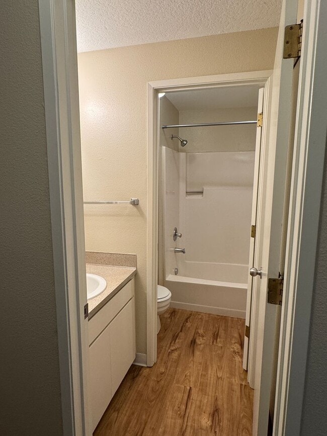 Building Photo - Spacious 2br/1.5ba 2-level Apt with washer/dryer included