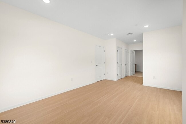 Building Photo - 70 Ridgedale Ave