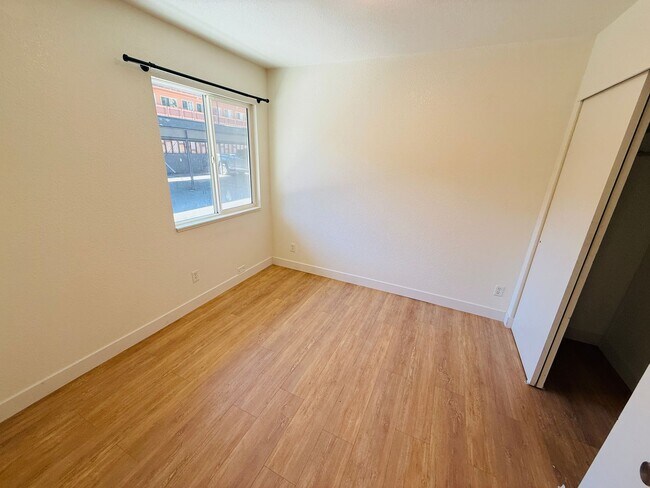 Building Photo - 2 bed 1 bath apartment for rent in South Lake Tahoe