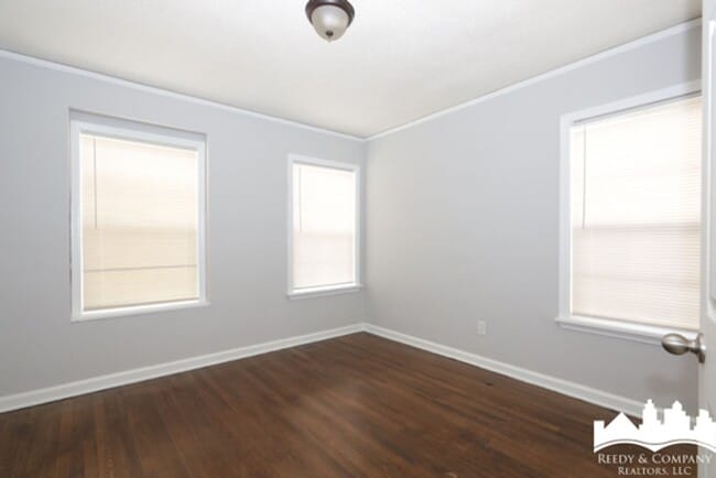 Building Photo - 2370 Larose Ave