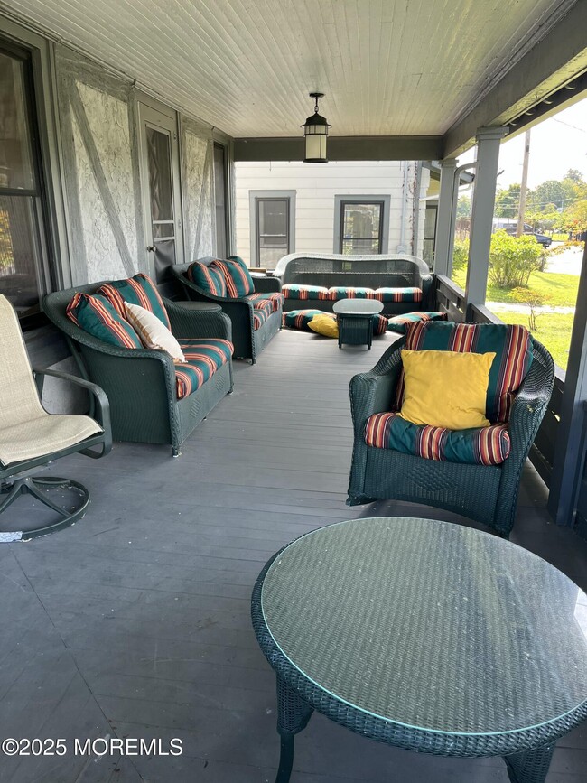 Building Photo - 404 Lake Dr