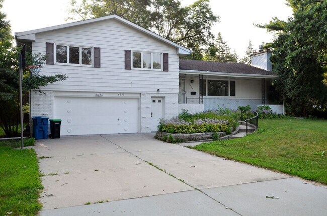 Building Photo - Spacious 5-Bed 3-Bath Home in Edina - Available Now!