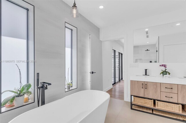 Building Photo - 2029 SW 62nd Ave