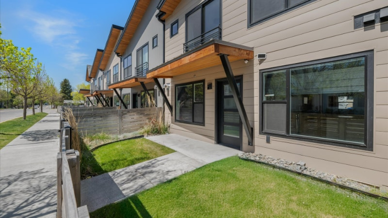 Building Photo - 1010 E 7th St