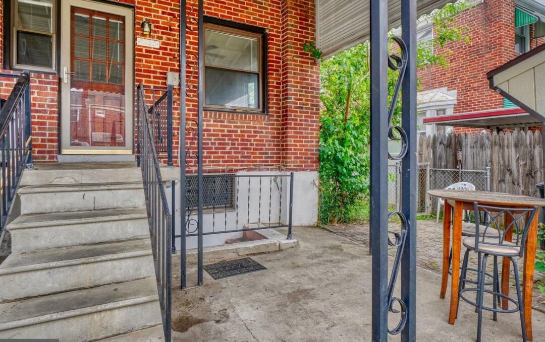 Building Photo - 1035 Arncliffe Rd