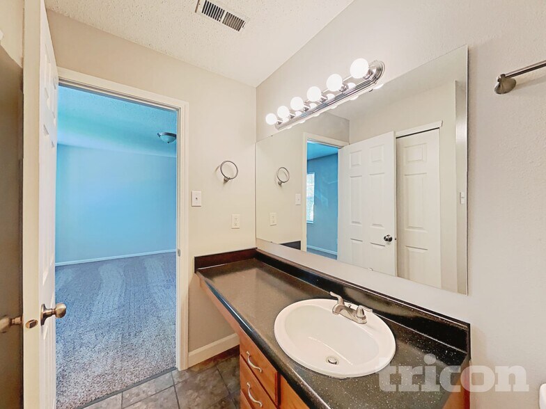 Building Photo - 2117 Westmere Dr