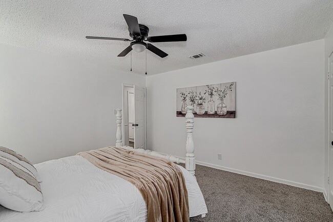 Building Photo - 541 NW Lorna St