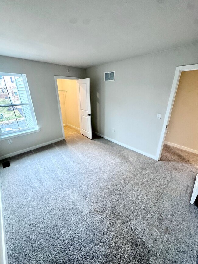 Building Photo - THREE BEDROOM/2.5 BATH TOWNHOME in Southern Lehigh School District