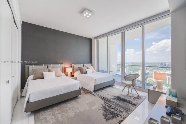 Building Photo - 16901 Collins Ave
