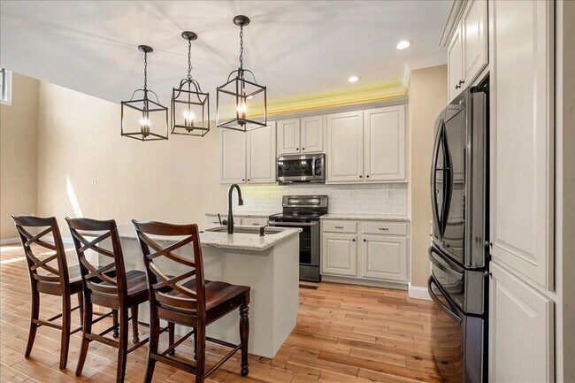 Building Photo - 200 Crooked Creek Dr