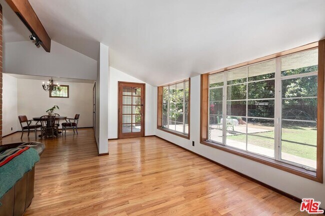 Building Photo - 515 N Kenter Ave
