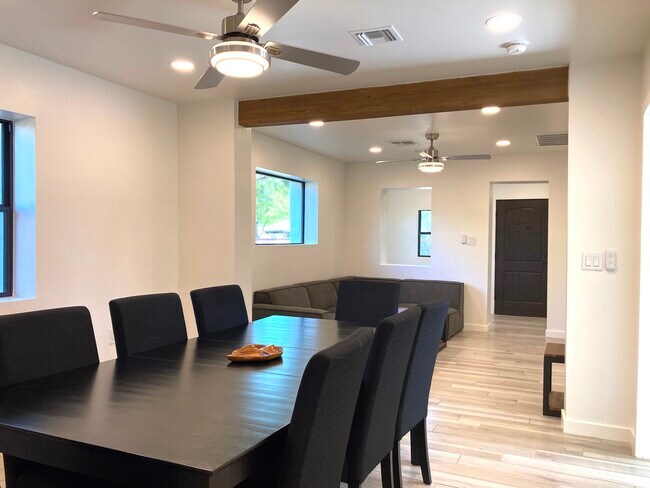 Building Photo - 1102 W Erie St