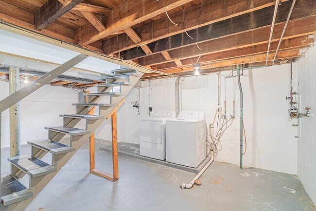 Building Photo - Charming 2BR Cape Cod