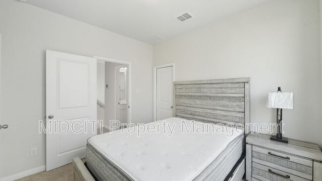 Building Photo - 2133 Hofstaat