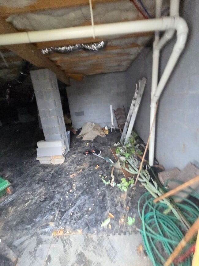 Building Photo - One story ranch 2b 2b  2 car garage level fenced back yard