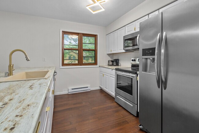 Building Photo - 1140 Manor Dr