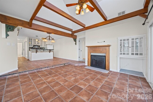 Building Photo - 372 Northwest Dr