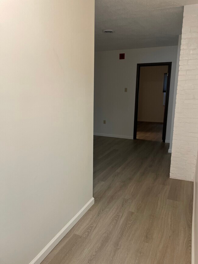 7B entrance hallway - 5523 Ellsworth Ave