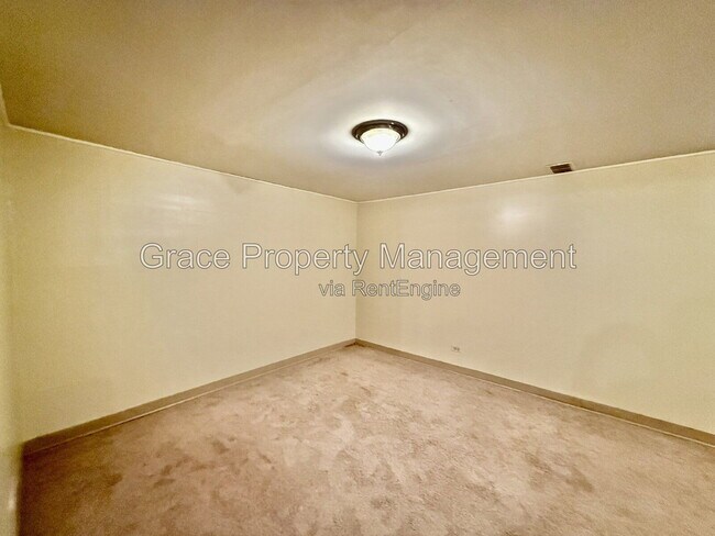 Building Photo - 1070 Iris St