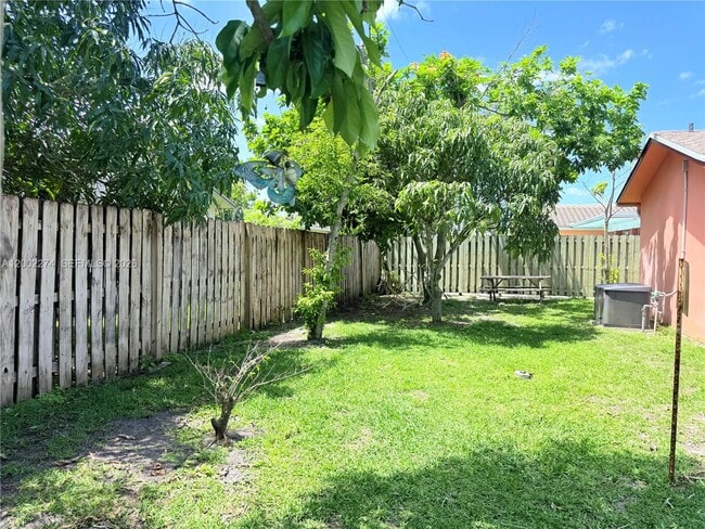 Building Photo - 10620 Sunset Strip