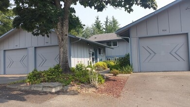 Building Photo - Bainbridge Townhouse with garage