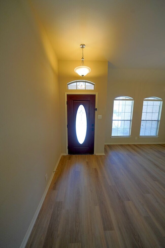 Building Photo - Move-In Ready Property Now Available in Selma, TX! - Realtor Commission: $600