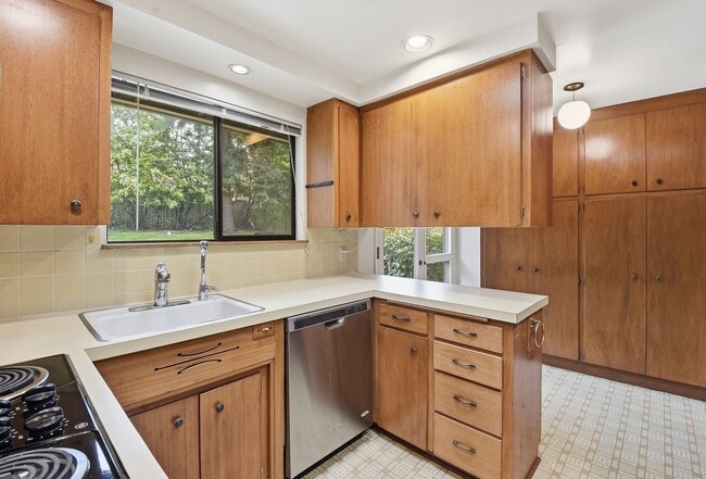 Building Photo - 3bd/2ba Bellevue Home