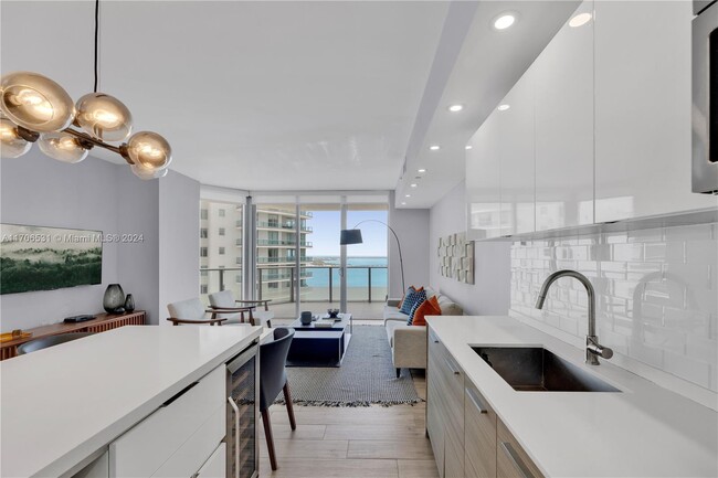 Building Photo - 1300 Brickell Bay Dr