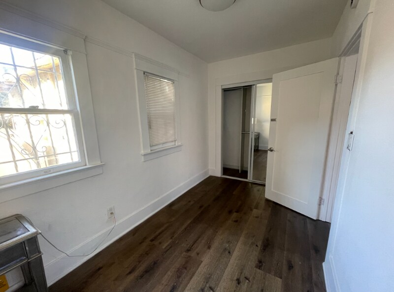 Building Photo - 1625 W 55th St