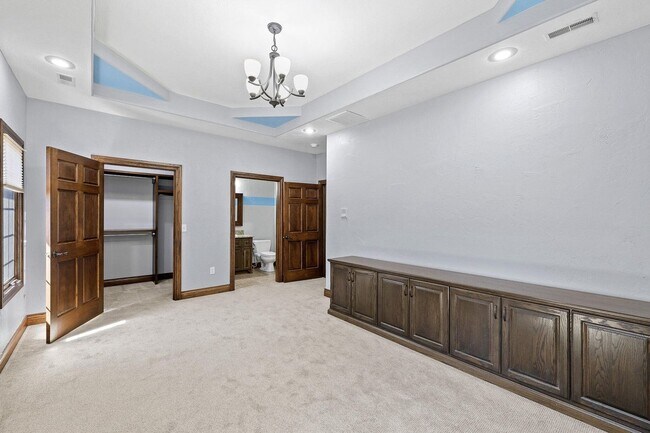 Building Photo - 5 Bedroom Dream Home!