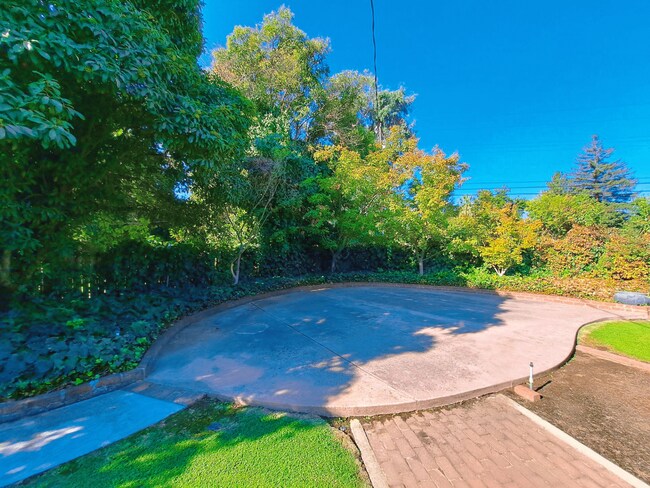 Building Photo - Beautiful Single Level Home on a Half Acre...