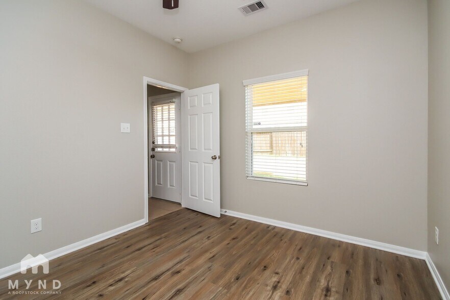 Building Photo - 5019 Forest Hurst Dr